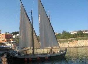 Tricase Porto - 12 maggio 2007 - ore 17,40 - Issata la seconda vela del Caicco Portus Veneris 