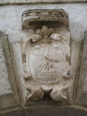Tricase - via Monsignor Ingletti - Ex scuola pubblica - Stemma degli Scolopi sul portale