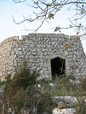 Tricase Porto - Primo piano del prospetto frontale di una paiara (Caratteristica costruzione in pietra presente nelle campagne tricasine)