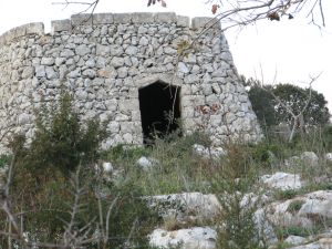 Tricase Porto - Primo piano del prospetto frontale di una paiara (Caratteristica costruzione in pietra presente nelle campagne tricasine)