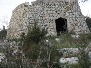 Tricase Porto - Primo piano del prospetto frontale di una paiara (Caratteristica costruzione in pietra presente nelle campagne tricasine)