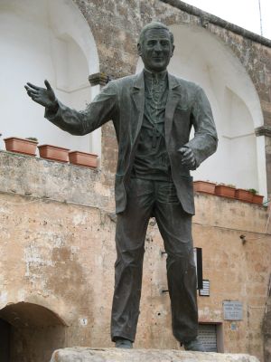 Tricase - piazza Antonio Dell'Abate - Statua in onore del Vescovo Tonino Bello