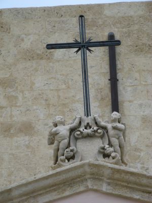 Tutino - piazza Madonna delle Grazie - Chiesa della Madonna delle Grazie - Calvario - Putti con la croce