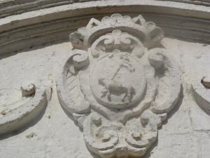 piazza Sant'Andrea - Chiesa di Sant'Andrea Apostolo - Prospetto frontale - Stemma sul portale centrale