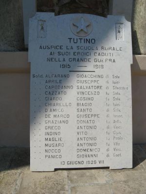 Tutino - piazza Madonna delle Grazie - Chiesa della Madonna delle Grazie - Targa poggiata sul prospetto laterale per ricordare i caduti nella prima guerra mondiale di Tutino