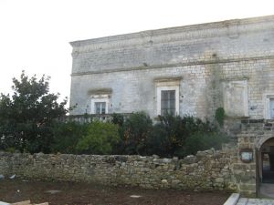 Lucugnano - piazza Girolamo Comi -  Uno  scorcio del Castello degli Alfarano - Capece