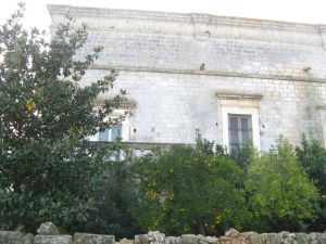 Lucugnano - piazza Girolamo Comi -  Uno  scorcio del Castello degli Alfarano - Capece