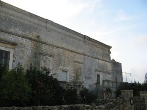 Lucugnano - piazza Girolamo Comi -  Uno  scorcio del Castello degli Alfarano - Capece