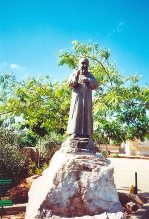 Lucugnano - Piccola statua dedicata a San Pio da Pietralcina