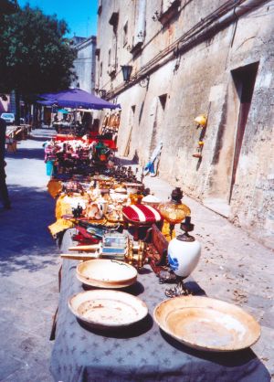 Tricase - 2 luglio 2006 - piazza Giuseppe Pisanelli - Mercatino delle pulci e dell'antiquariato