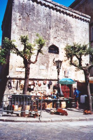 Tricase - 2 luglio 2006 - piazza Giuseppe Pisanelli - Mercatino delle pulci e dell'antiquariato