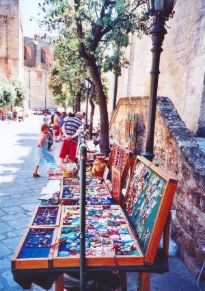 Tricase - 2 luglio 2006 - piazza Giuseppe Pisanelli - Mercatino delle pulci e dell'antiquariato