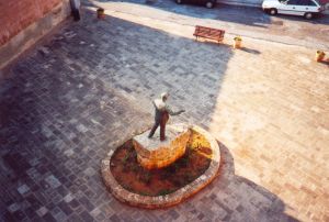 Tricase - piazza Antonio Dell'Abate - Statua di don Tonino Bello vista dall'alto