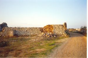 Tricase - via provinciale Mito - Andrano -Resti del  muro di recinzione dell'antica abbazia di Santa Maria de Amito o del Mito