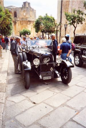 10 giugno 2006 - Tricase - Piazza Giuseppe Pisanelli -  Raduno di auto d'epoca