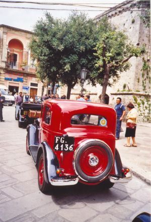 10 giugno 2006 - Tricase - Piazza Giuseppe Pisanelli -  Raduno di auto d'epoca