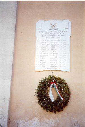Tutino - piazza Madonna delle Grazie - Chiesa della Madonna delle Grazie - Targa apposta sul prospetto frontale il 13 giugno 1929 per ricordare i caduti nella prima guerra mondiale di Tutino