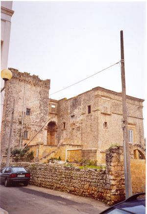 Lucugnano - Uno scorcio del prospetto posteriore del   castello degli Alfarano - Capece