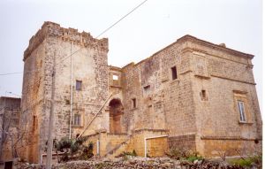 Lucugnano - Uno scorcio del prospetto posteriore e laterale del  castello degli Alfarano - Capece