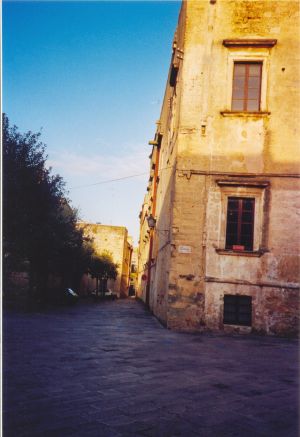 Tricase - piazzetta Giuseppe Codacci Pisanelli - Castello dei Principi Gallone - Uno scorcio di prospetti laterali