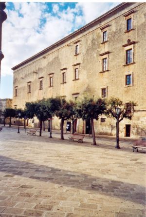 Tricase - Piazza Giuseppe Pisanelli - Castello dei Principi Gallone - Uno scorcio del prospetto frontale