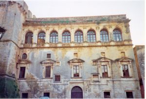 Tricase - Castello dei Principi Gallone - Uno scorcio del prospetto laterale visto da piazza Don Tonino Bello