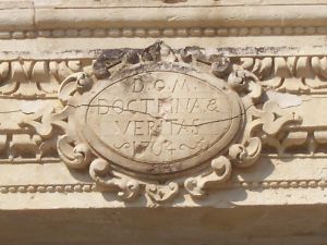 Tricase - piazza Giuseppe Pisanelli - Chiesa di San Domenico - Ovale sul portale centrale con scritta latina