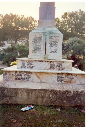 Tricase - Piazza Alfredo Codacci Pisanelli - Monumento ai Caduti - Prospetto  posteriore  - Sul marmo sono incisi, in ordine alfabetico, i nomi dei caduti e dispersi della prima e seconda guerra mondiale