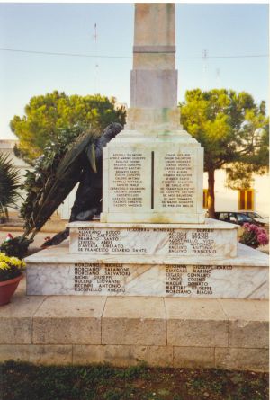 Tricase - Piazza Alfredo Codacci Pisanelli - Monumento ai Caduti - prospetto laterale destro - Sul marmo sono incisi, in ordine alfabetico, i nomi dei caduti e dispersi della prima e seconda guerra mondiale