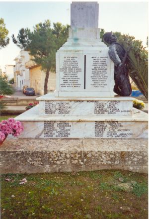 Tricase - Piazza Alfredo Codacci Pisanelli - Monumento ai Caduti - Prospetto laterale sinistro   - Sul marmo sono incisi, in ordine alfabetico, i nomi dei caduti e dispersi della prima e seconda guerra mondiale