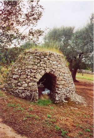 Sant'Eufemia - Vecchia e caratterstica paiara a qualche centinaio di metri di distanza dalla Cripta della Madonna del Gonfalone