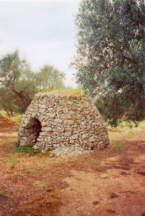 Sant'Eufemia - Vecchia e caratterstica paiara a qualche centinaio di metri di distanza dalla Cripta della Madonna del Gonfalone