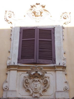 Tricase - via Gioacchino Toma - Palazzo Caputo (1768) - Stemma sul portale