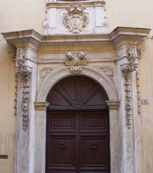 Tricase - via Gioacchino Toma - Palazzo Caputo (1768) - Portale centrale