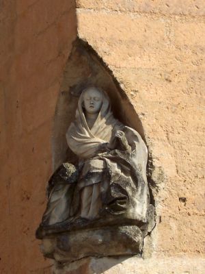 Tricase -via Santo Spirito- angolo  piazza Antonio Dell'abate - ex Convento dei Domenicani - Statua lapidea della Madonna in una nicchia del muro esterno