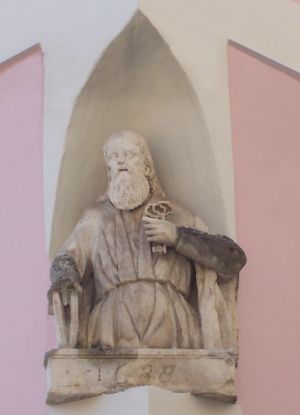 Tricase - via Guidone Aymone - angolo via Santo Spirito - Statua di San Pietro (1688) in una nicchia di una vecchia abitazione