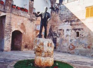 Tricase - piazza Antonio Dell'Abate - Statua di Don Tonino Bello