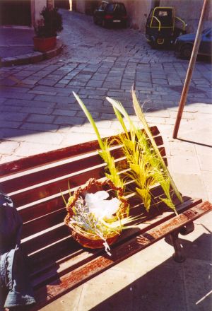 Tricase Piazza Pisanelli - 9 aprile 2006 - Domenica delle Palme - Prodotti realizzati con le palme da alcuni ragazzi locali
