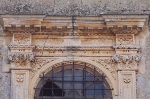 Tutino - Castello dei principi di Trane (XVI secolo) - Prospetto frontale - Particolare della quarta finestra del primo piano partendo da sx verso dx con scritta latina: