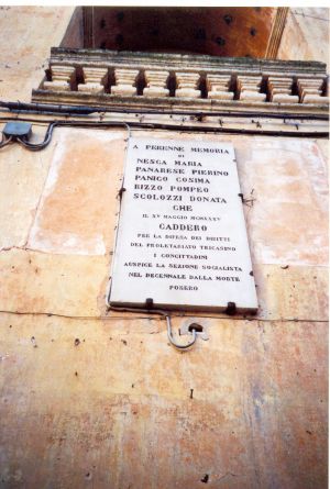Tricase - Piazza Giuseppe Pisanelli - Targa apposta il 15 maggio 1945  sul prospetto frontale dell'ex Convento dei Domenicani per ricordare i morti del 15 maggio 1935