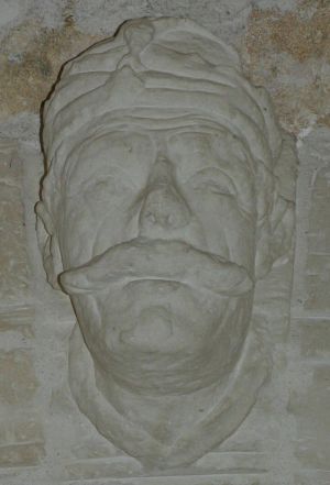 Tricase - piazza Giuseppe Pisanelli - Atrio coperto di palazzo Gallone - Maschera di Scanderbeg sulla trave della porta sinistra