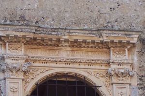 Tutino-Castello dei principi di Trane (XVI secolo) -Prospetto frontale-Particolare della sesta finestra del primo piano partendo da sinistra con scritta latina: