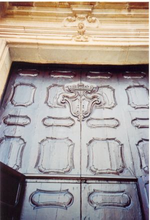 Tricase - Piazza Don Tonino Bello - Chiesa Matrice - Vecchio stemma del Comune di Tricase sul portale