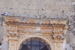Tutino - Castello dei principi di Trane (XVI secolo) - Prospetto frontale - Particolare della terza finestra del primo piano partendo da sx verso dx con scritta latina: