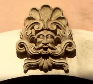 Tricase - via San Demetrio - Maschera sul portale di un vecchio palazzo