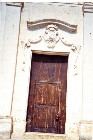 piazza Sant'Andrea - Chiesa di Sant'Andrea Apostolo - Prospetto frontale - Stemma sul portale centrale