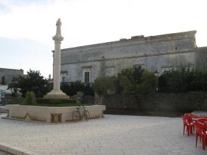 Lucugnano - piazza Girolamo Comi -  Uno  scorcio del Castello degli Alfarano - Capece