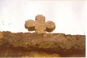 Cripta della Madonna del Gonfalone (IX -XI secolo) - Croce greca sul muro di cinta
