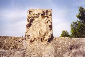 Sant'Eufemia -  Stemma del vescovo Pendinelli della diocesi di Otranto sul portale di accesso alla Cripta della Madonna del Gonfalone (XI secolo)