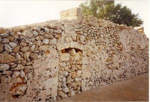 Cripta della Madonna del Gonfalone (IX -XI secolo) - Accesso murato sul muro di confine